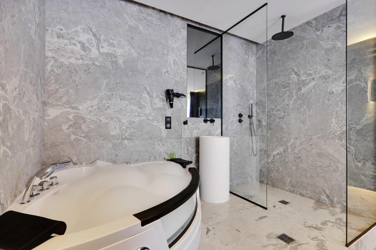 Couples Getaway Unit With Jacuzzi - City Center ปารีส ภายนอก รูปภาพ